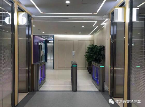 道爾測溫人臉識別一體機