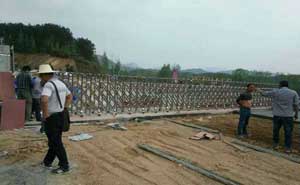 黃岡金泰國(guó)際廣場(chǎng)伸縮門(mén)案例