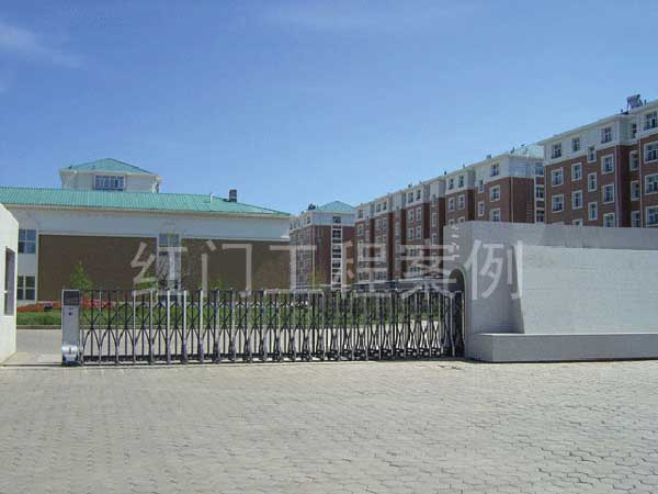呼倫貝爾出安智能為滿洲里現(xiàn)代房地產(chǎn)有限公司安裝伸縮門