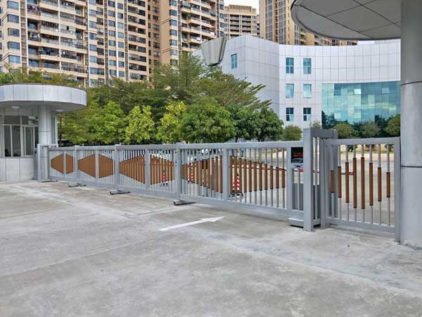 瀘州學(xué)士山?公園城電動(dòng)伸縮門(mén)案例 - 中出網(wǎng)-智能出入口與停車(chē)充電門(mén)戶