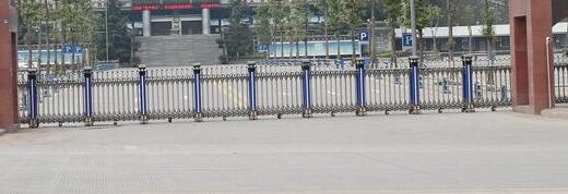 張家口出安智能伸縮門(mén)閃亮在張家口國(guó)融拍賣(mài)有限公司大門(mén)口