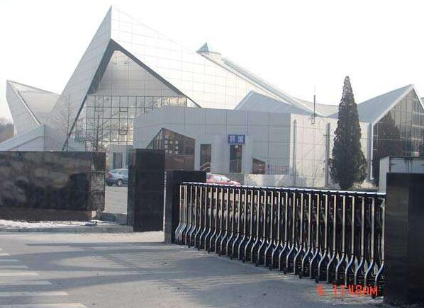 承德出安智能伸縮門閃亮在承德綠茵食品有限責任公司大門口猶如騎士般永睡不朽