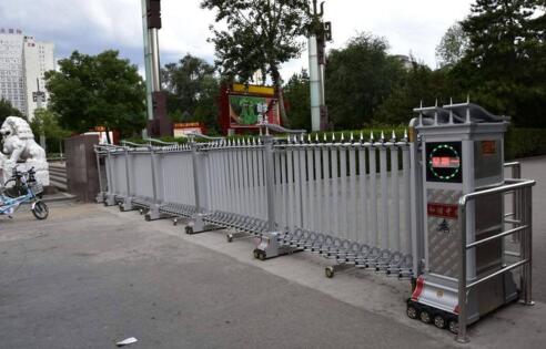 承德天龍建設(shè)集團(tuán)有限責(zé)任公司選用承德出安智能電動(dòng)伸縮門