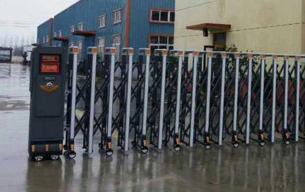 承德騰飛職業(yè)技術專修學院大門口的電動伸縮門由承德出安智能提供