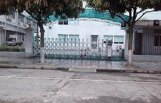 承德凱華自動化設備有限公司大門口的伸縮門由承德出安智能提供