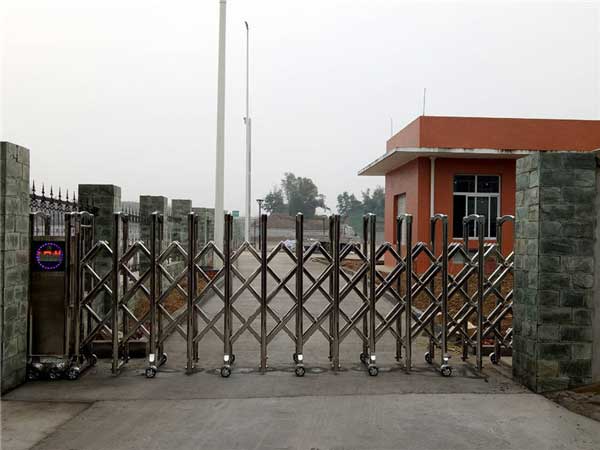 樂山市五通橋區(qū)洪貴機(jī)械加工廠電動伸縮門案例 - 中出網(wǎng)-智能出入口與停車充電門戶