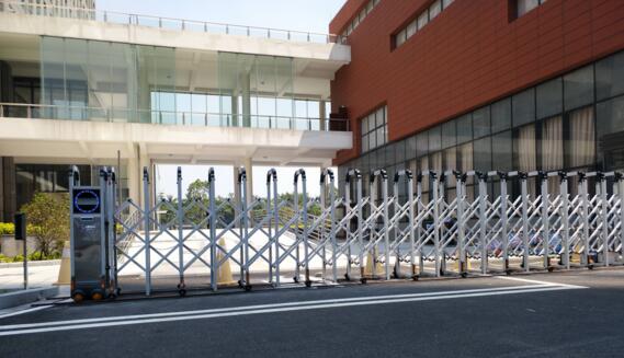 秦皇島市第十六中學(xué)與秦皇島出安智能伸縮門達(dá)成合作協(xié)議