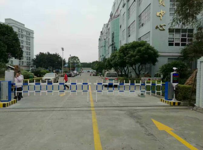 六盤水恒遠帝都新城欄柵道閘工程 - 中出網-智能出入口與停車充電門戶