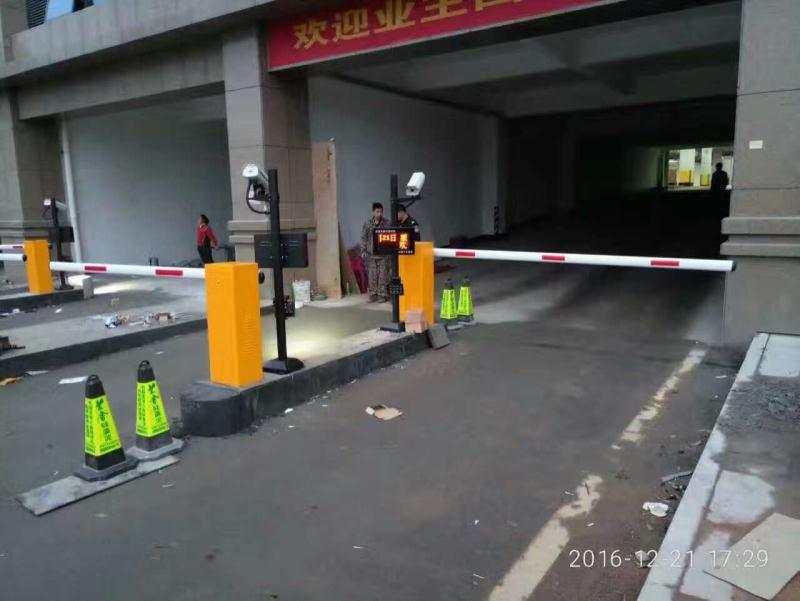 六盤水國貿(mào)廣場道閘案例 - 中出網(wǎng)-智能出入口與停車充電門戶