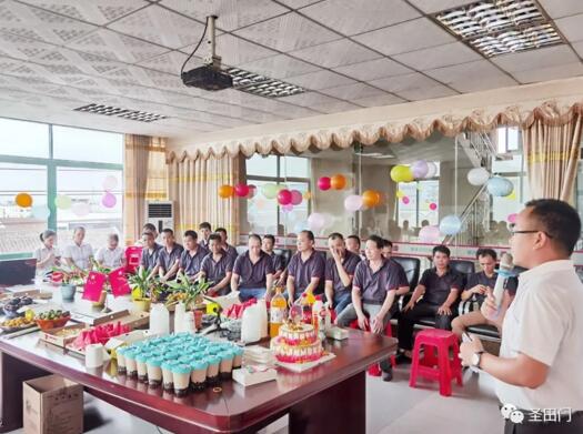 我們?yōu)楸敬紊盏?8位壽星準(zhǔn)備了一個(gè)溫馨、別致的生日會(huì)