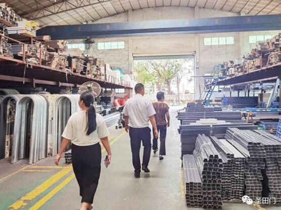 主持ISO9001：2015質(zhì)量管理體系認(rèn)證審核工作的張老師