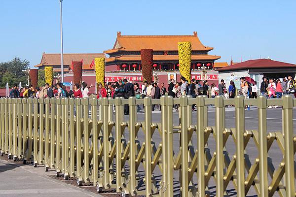 北京天安門伸縮門工程案例 - 中出網(wǎng)-智能出入口與停車充電門戶