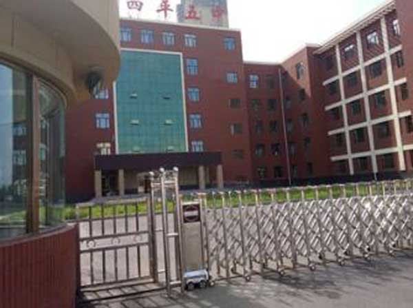 四平五中電動(dòng)伸縮門案例 - 中出網(wǎng)-智能出入口與停車充電門戶