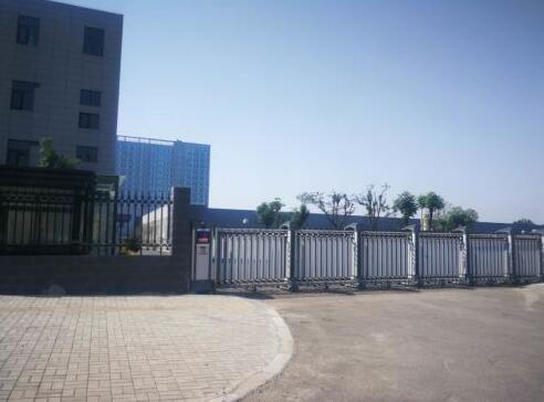 衡水神龍實業(yè)有限公司大門口的電動伸縮門由衡水出安智能提供