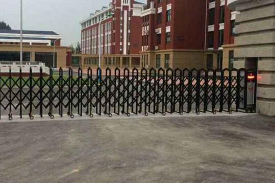 衡水出安智能電動(dòng)伸縮門(mén)閃亮在衡水科鑫精細(xì)化學(xué)有限公司大門(mén)口猶如騎士般永睡不朽