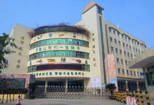 ?？诔霭仓悄茈妱由炜s門盡顯海口市英才小學(xué)的高貴氣質(zhì)