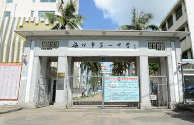 海口出安智能升降柱成?？谑械谝恢袑W(xué)大門口一顆璀璨明珠 