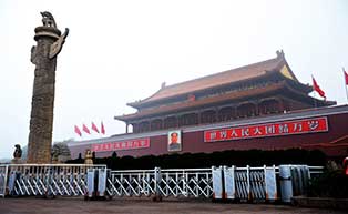 天安門廣場(chǎng)伸縮門工程案例