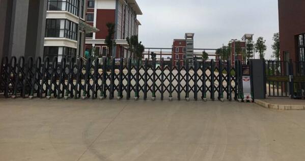 熱烈祝賀衢州出安智能電動伸縮門進(jìn)駐衢州華茂外國語學(xué)校高中部大門口