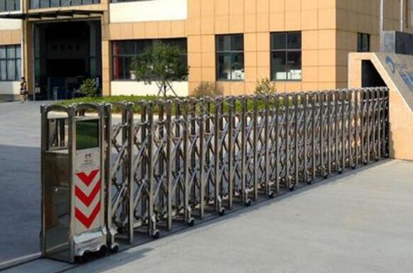 舟山長宏國際產(chǎn)業(yè)園大門口的電動(dòng)伸縮門由舟山出安智能提供