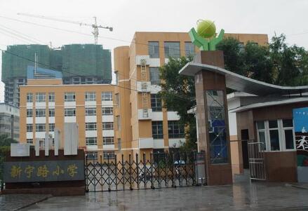 西寧出安智能伸縮門(mén)成西寧市城西區(qū)新寧路小學(xué)大門(mén)口一道亮麗風(fēng)景 