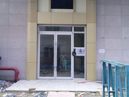 茂名高州太陽城入戶樓宇肯德基門工程案例 - 中出網(wǎng)-智能出入口與停車充電門戶