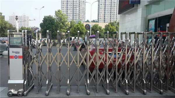 六安市建設(shè)銀行電動(dòng)伸縮門(mén)案例 - 中出網(wǎng)-智能出入口與停車(chē)充電門(mén)戶