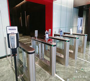 測溫查碼一體化智能通道閘機進入機場、醫(yī)院、辦公樓