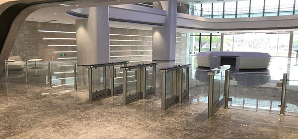 深圳城管局出入口閘機(jī)安裝 - 中出網(wǎng)-智能出入口與停車充電門戶