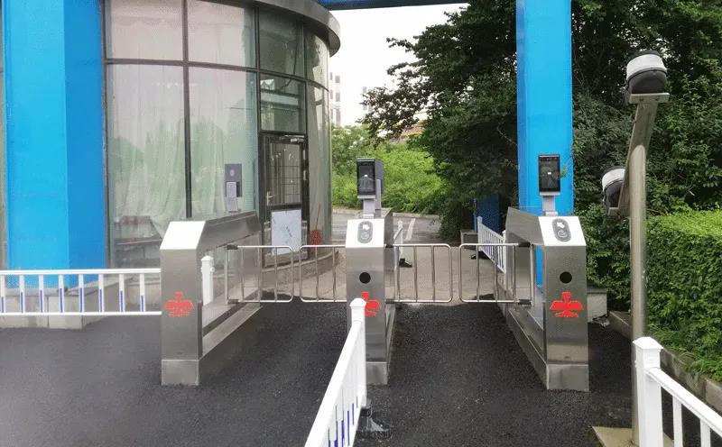 鲅魚圈鋼鐵工廠出入門禁 - 中出網(wǎng)-智能出入口與停車充電門戶