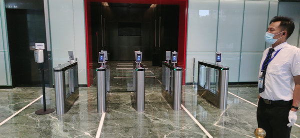 江蘇南京某地產(chǎn)公司人臉識(shí)別測(cè)溫閘機(jī)改造 - 中出網(wǎng)-智能出入口與停車充電門戶