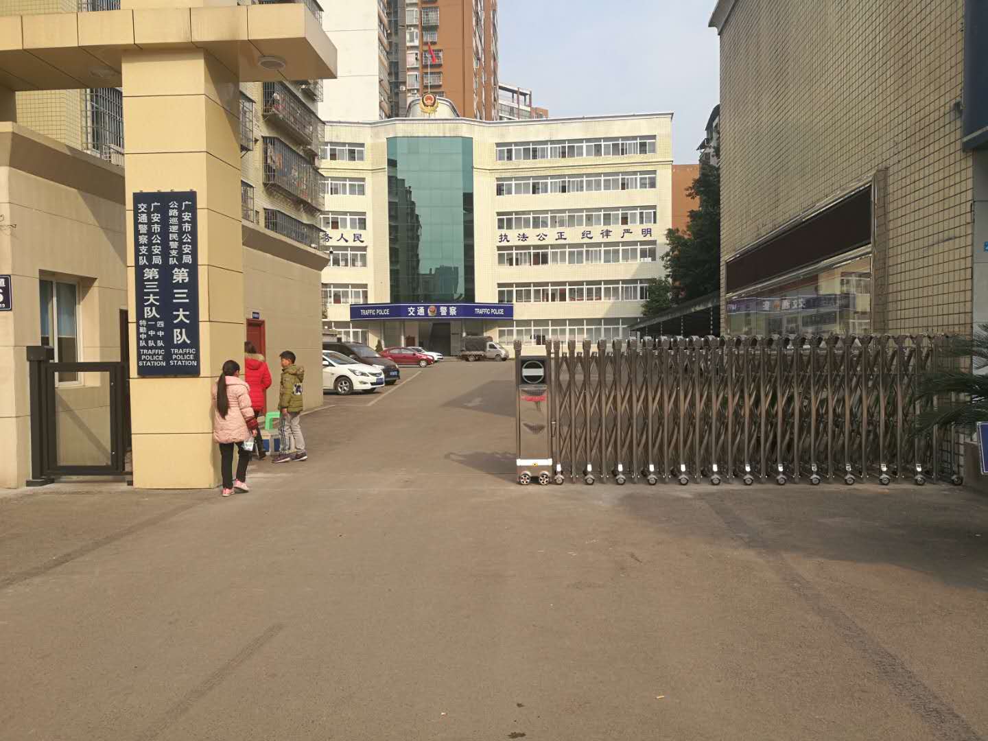 廣安前鋒交警三大隊(duì)電動伸縮門案例 - 中出網(wǎng)-智能出入口與停車充電門戶