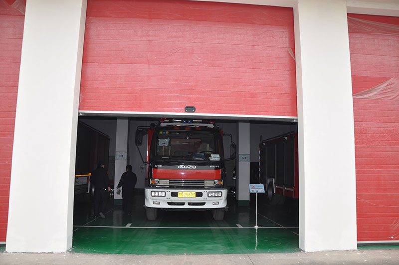 達(dá)州氣田中心工業(yè)提升門工程案例 - 中出網(wǎng)-智能出入口與停車充電門戶