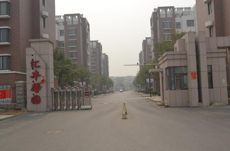 晉城匯邦SOHO現(xiàn)代城伸縮門案例