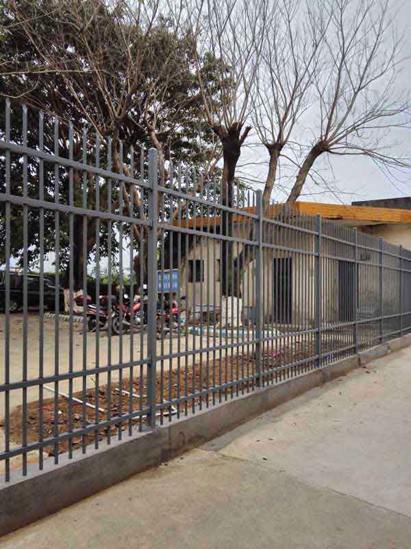 梅州梅縣機(jī)場(chǎng)生活區(qū)護(hù)欄案例 - 中出網(wǎng)-智能出入口與停車(chē)充電門(mén)戶(hù)