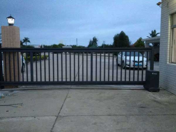 慶賀汕尾出安智能直線平移門(mén)進(jìn)駐汕尾大哥大服裝廠