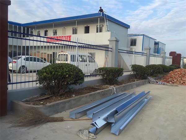 鄂州鴻泰鋼鐵有限公司鋅鋼護欄案例 - 中出網(wǎng)-智能出入口與停車充電門戶