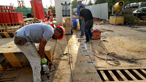 鶴壁南海國(guó)際伸縮門案例 - 中出網(wǎng)-智能出入口與停車充電門戶