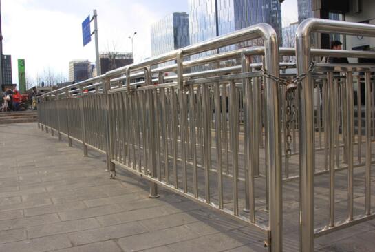 崇左不銹鋼橋梁護(hù)欄公司致力于生產(chǎn)