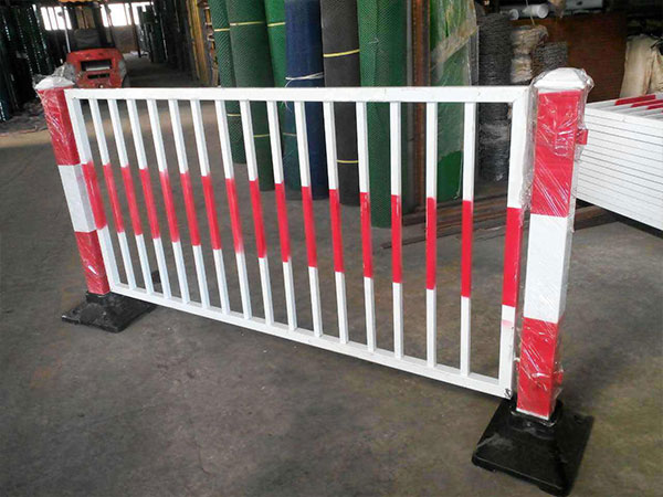 道路隔離護(hù)欄4