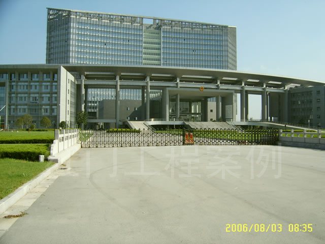 南通市人民政府伸縮門案例 - 中出網-智能出入口與停車充電門戶