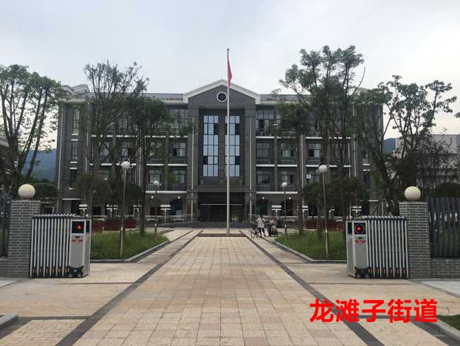龍灘子街道伸縮門案例 - 中出網(wǎng)-智能出入口與停車充電門戶