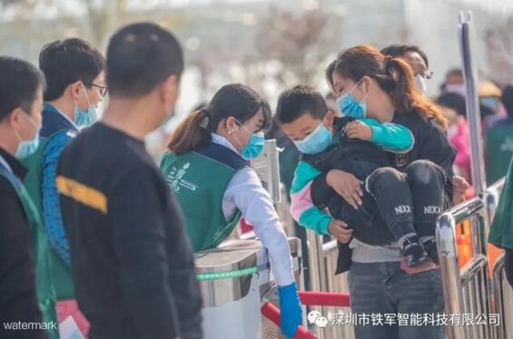 售票廳和景區(qū)入口工作人員正引導(dǎo)游客測量體溫