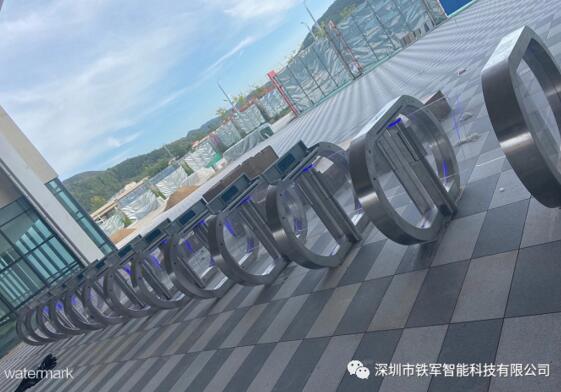 水上樂園入口處采用鐵軍智能生產(chǎn)的蘋果速通門