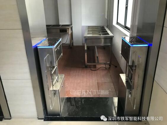 食堂在出入口處安裝擺閘