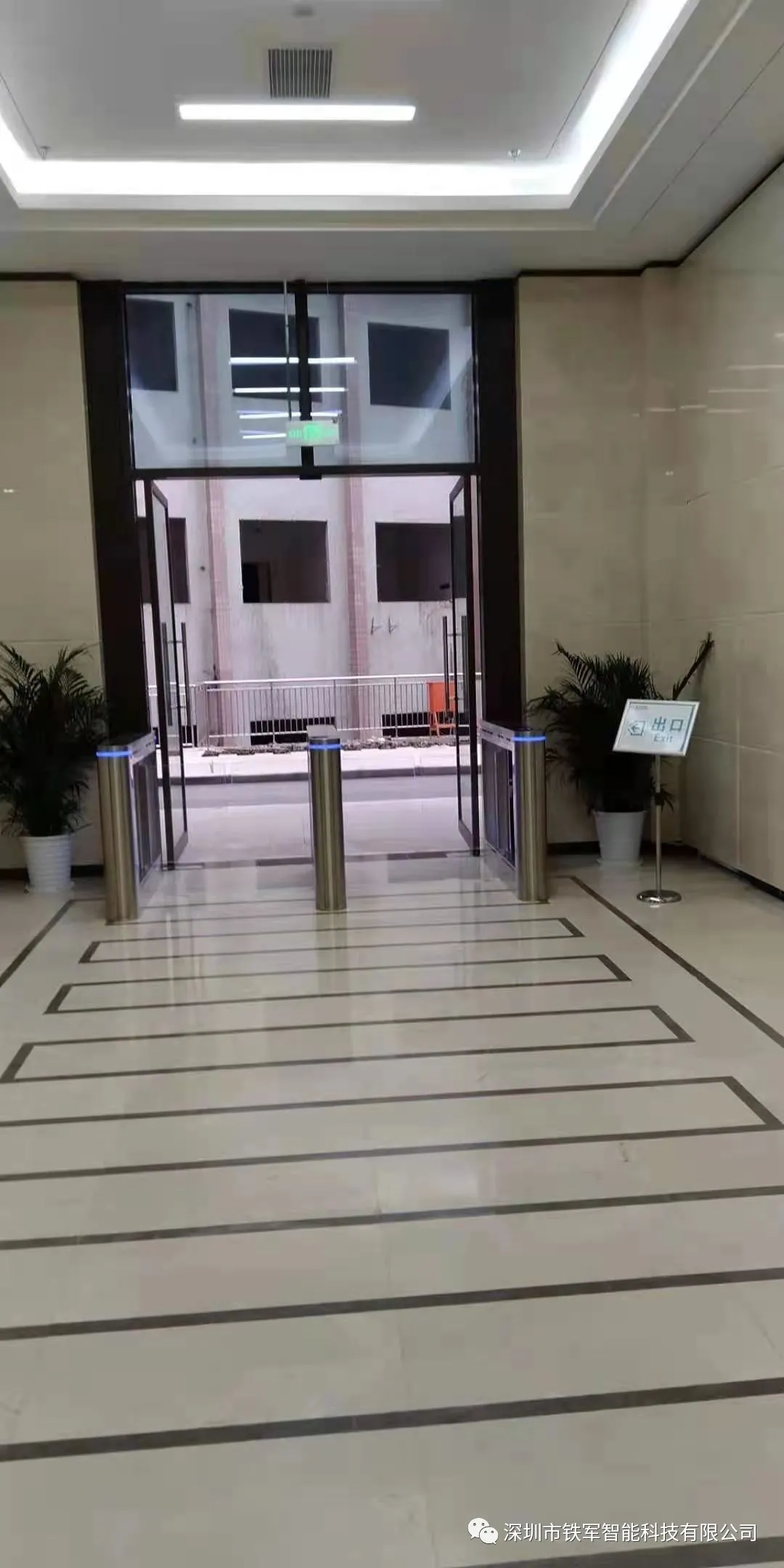 工作人員用“鐵軍智能”的豪華擺閘加健康碼測溫人臉識(shí)別一體機(jī)