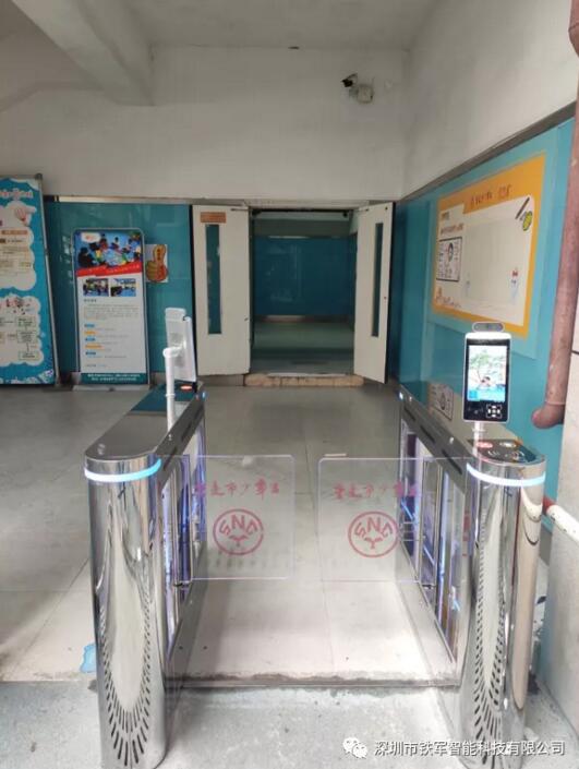 重慶市少年宮應用鐵軍智能鏡面擺閘工程