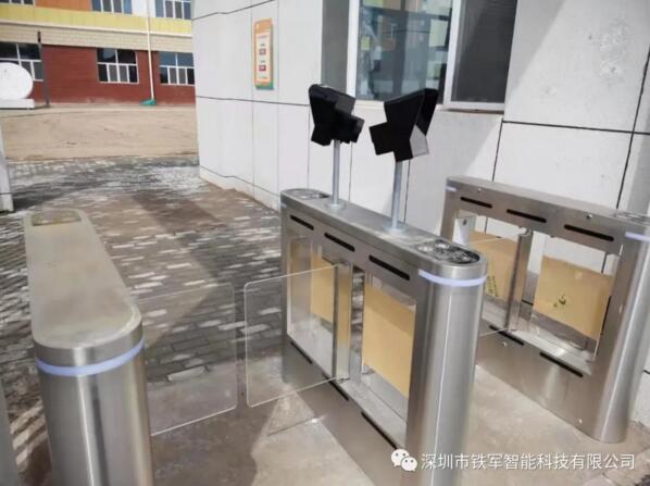 臨河區(qū)第七小學(xué)出入口安裝鐵軍智能人臉識別通道閘系統(tǒng)