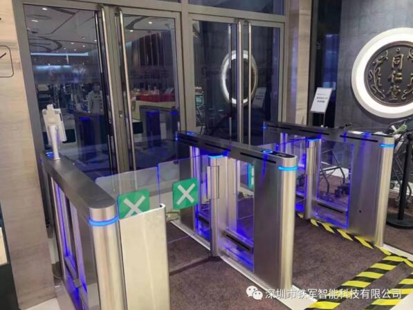 青島海信廣場設(shè)立鐵軍智能速通門