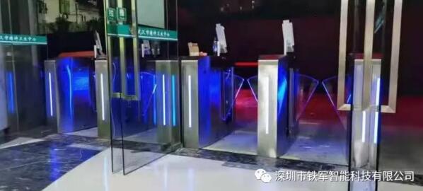 國康碼人臉識別測溫門禁翼閘